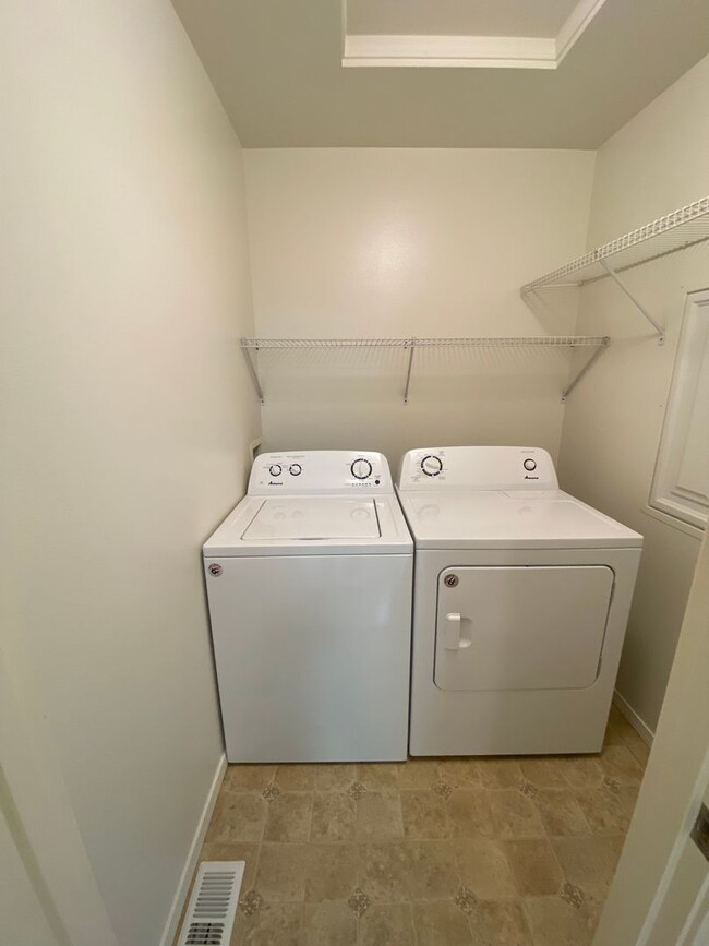Building Photo - 3 Bed / 2 Bath / 2 Car Garage Townhouse in Eagle River has views for days!!
