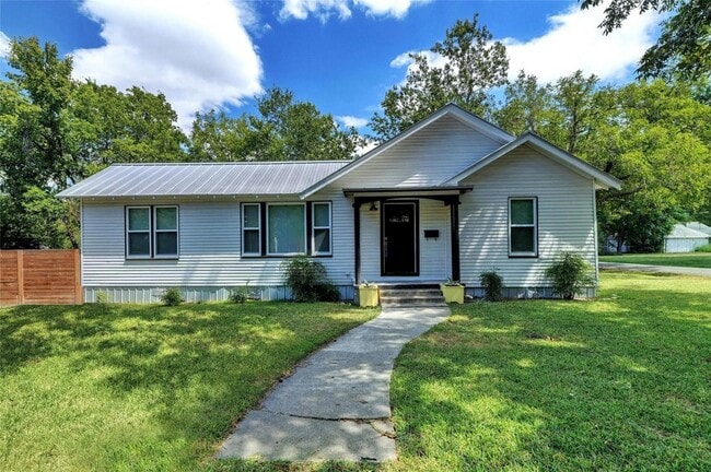 Primary Photo - 1102 Hackberry St