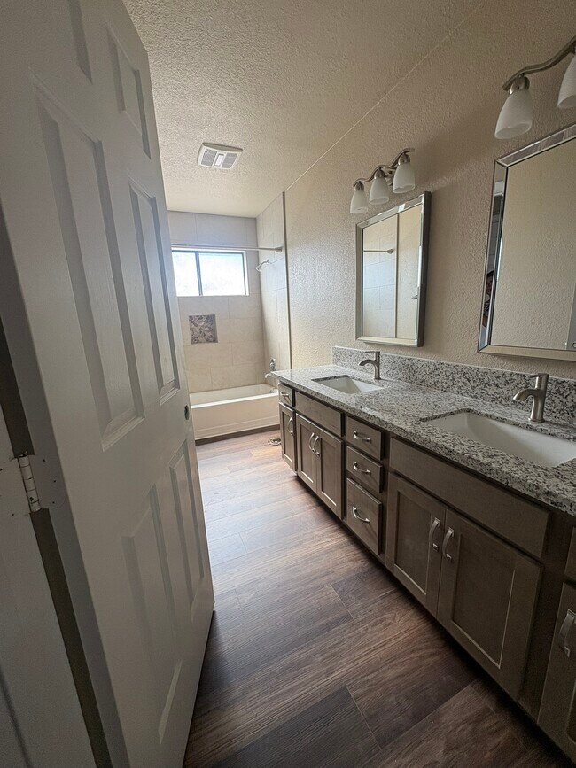 Building Photo - 5095 W Kadota Ave