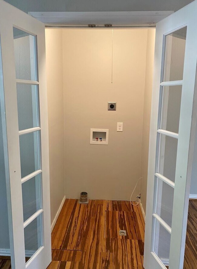 Building Photo - 3 BED/2BATH BUNGALOW IN ARLINGTON HEIGHTS!