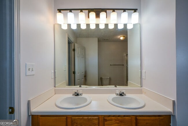 Building Photo - 5460 Hampton Ct