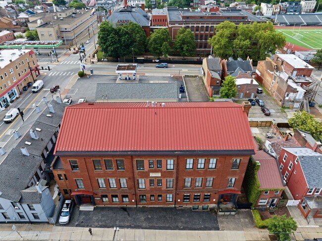 Building Photo - 910 Bingham St