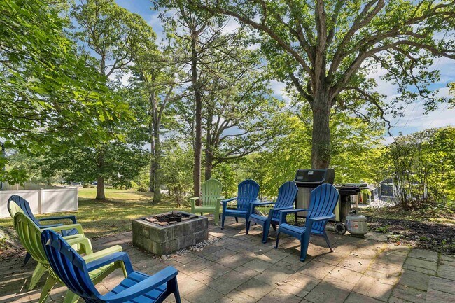 Building Photo - 172 Center St