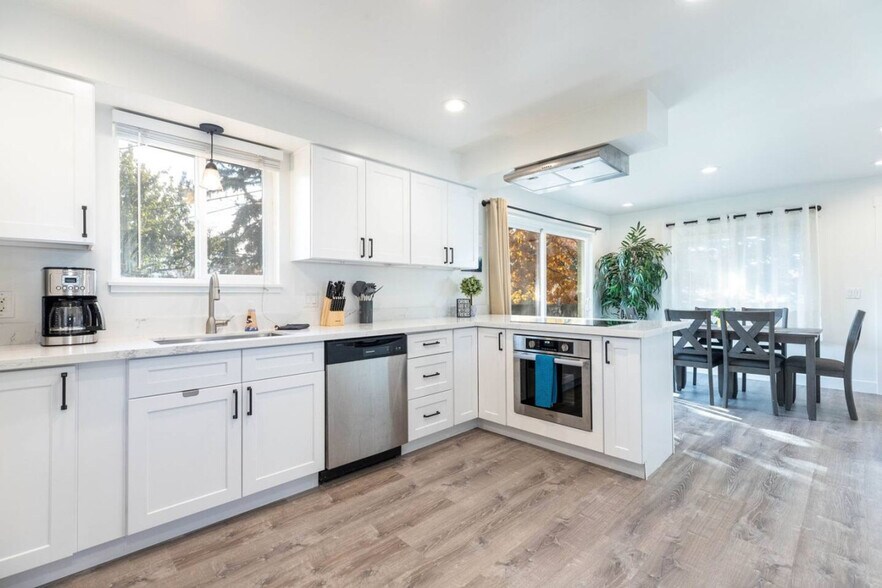 Building Photo - 2548 Cavalier Dr