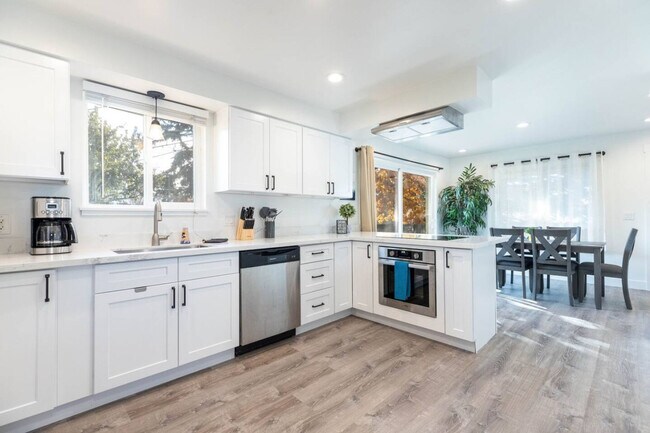 Building Photo - 2548 Cavalier Dr