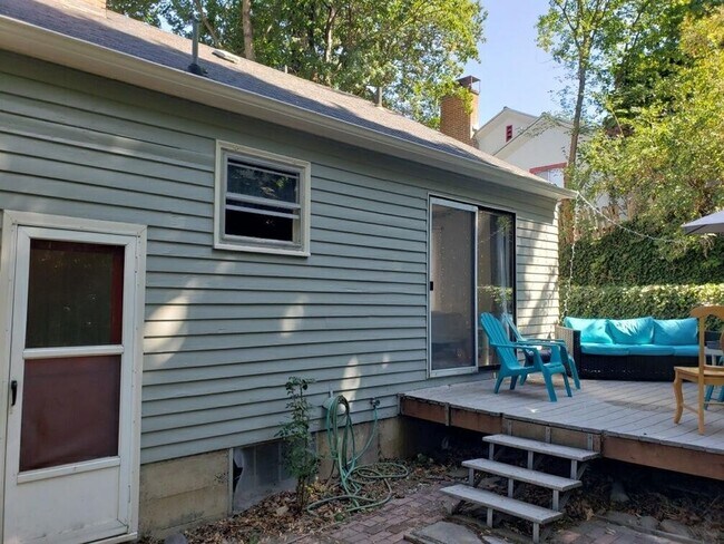 Building Photo - 1005 NE D St