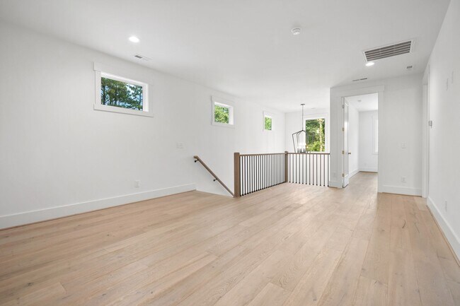 Building Photo - Custom 5 bedroom, 5 bathroom home with Woo...