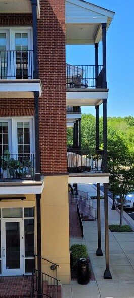 Building Photo - 301 Northlake Ave
