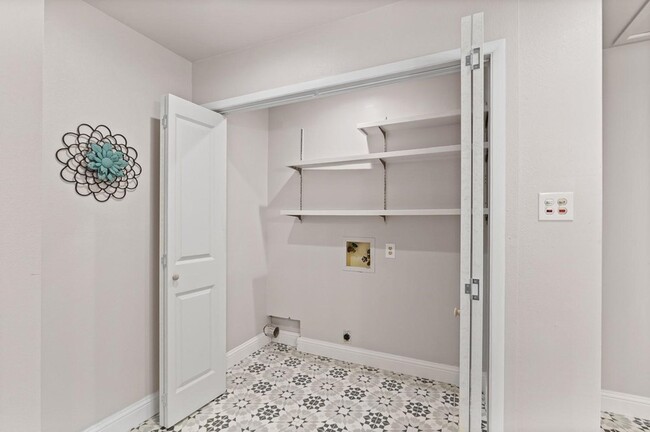 Building Photo - 423 E Morton St