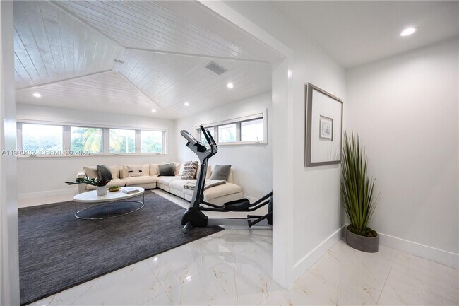 Building Photo - 7125 Los Pinos Blvd