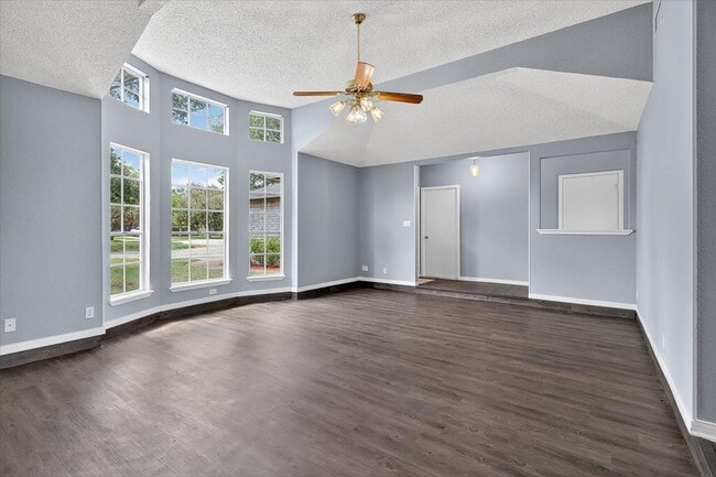 Building Photo - 6826 Holiday Ln