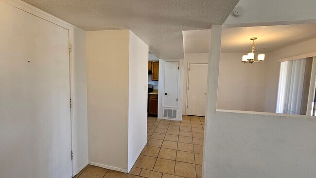 Building Photo - 3 bed 1.5 bath
