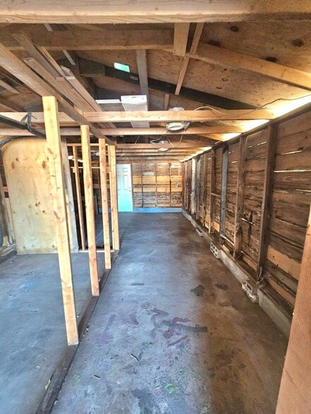 Building Photo - 513 Oakdale Dr