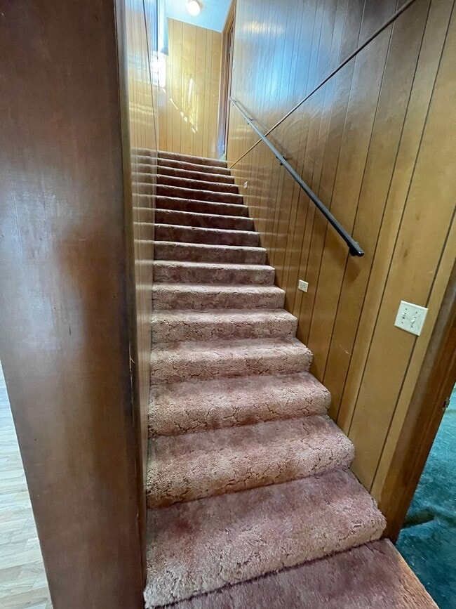 Building Photo - Large and Spacious Home