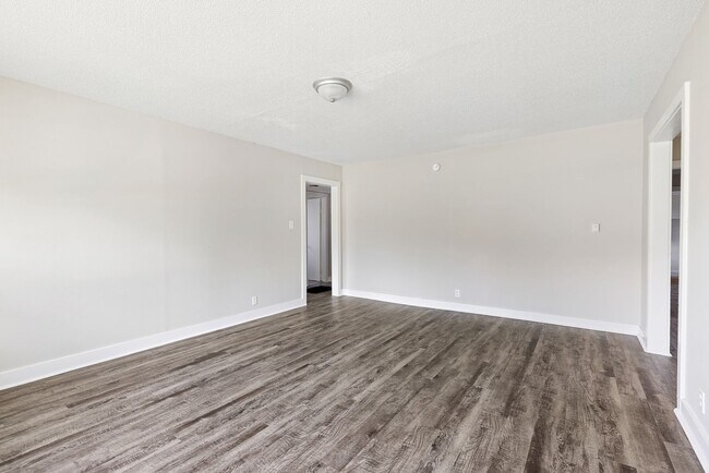 Building Photo - Spacious beautiful 4-bedroom 1 bath home