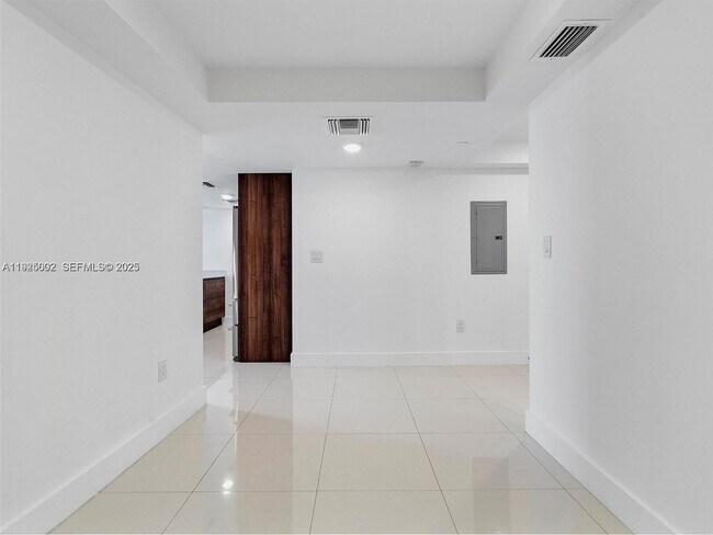 Building Photo - 9261 E Bay Harbor Dr