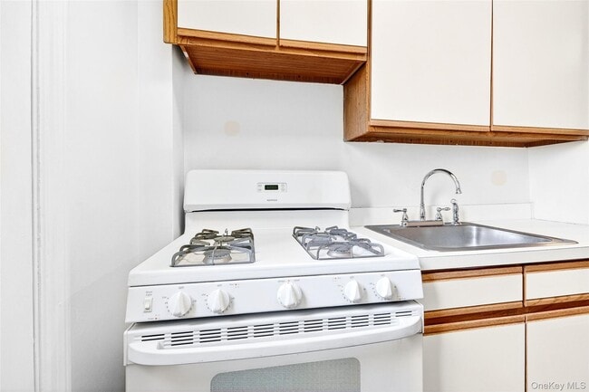 Building Photo - 2 Greenridge Ave