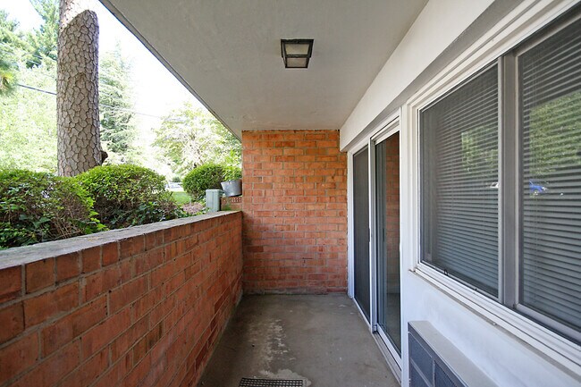 Building Photo - Student-Friendly 1800 JPA Garden Apartment Near UVA