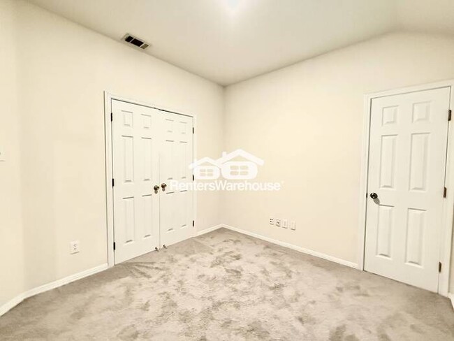 Building Photo - Ready for Move-In! Established neighborhoo...