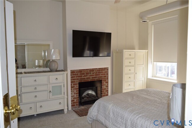 Building Photo - 422 W Clay St