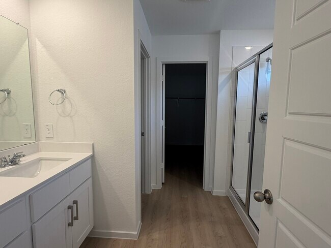 Building Photo - 523 Robin Ct