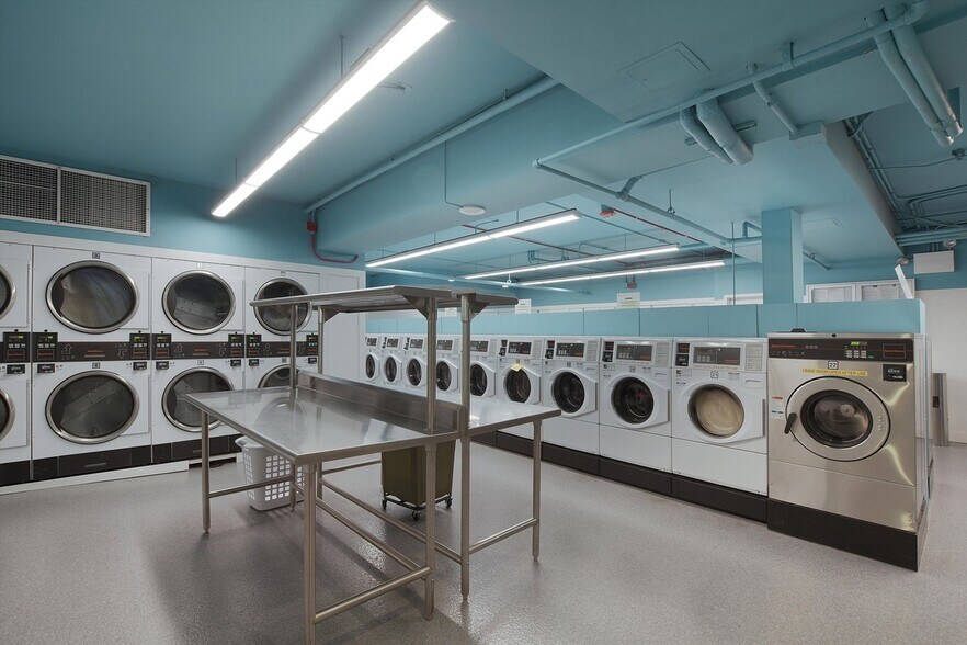 Building Photo - 3930 N Pine Grove Ave