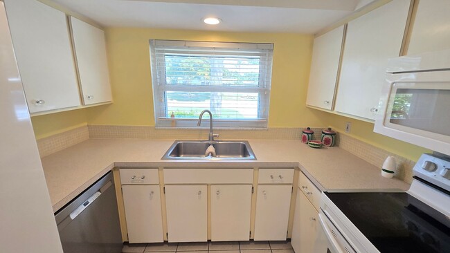 Building Photo - Charming 2BR/2BA Annual Rental in Southgate