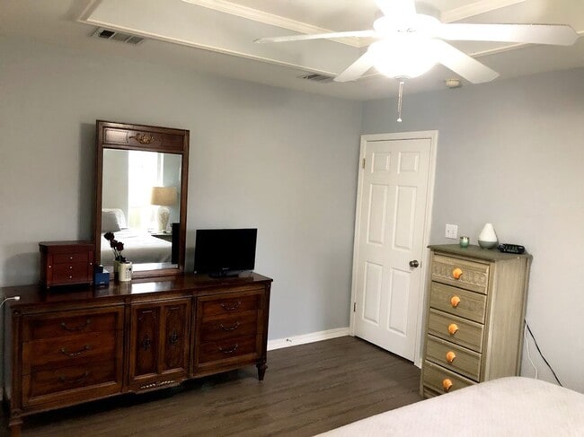 Building Photo - Northgate Village Home.