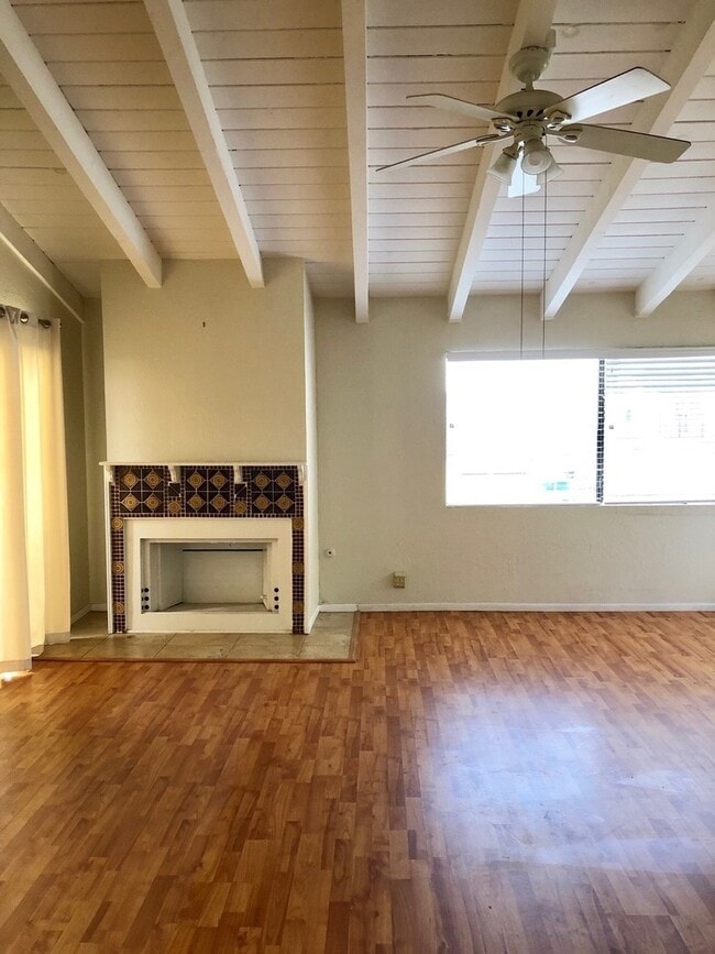 Building Photo - Pierpont Beach Home