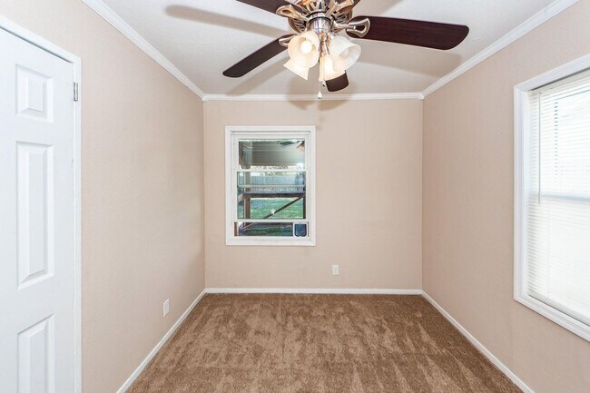 Building Photo - Comfortable Home Minutes from Park Circle