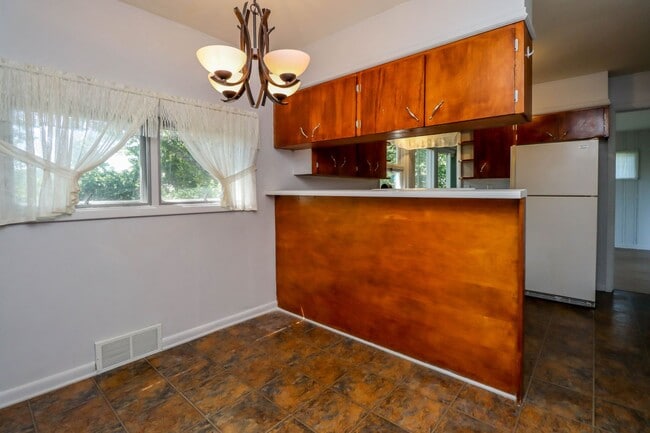 Building Photo - Immaculate Centrally located home!