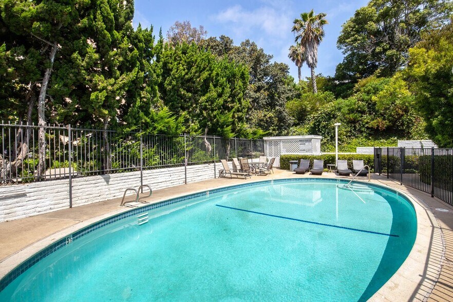 Building Photo - 2510 Torrey Pines Rd