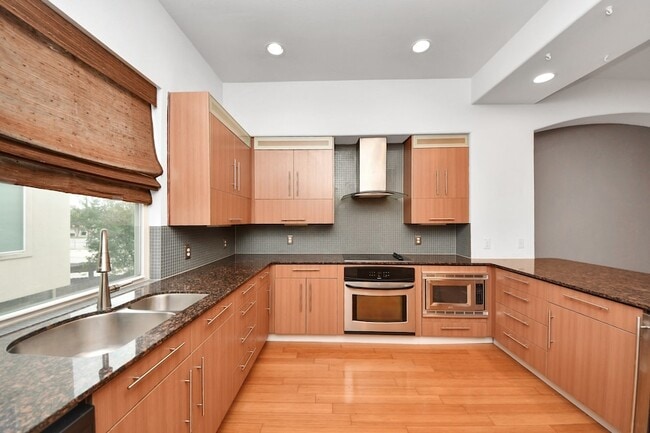 Building Photo - 1403 Delano St