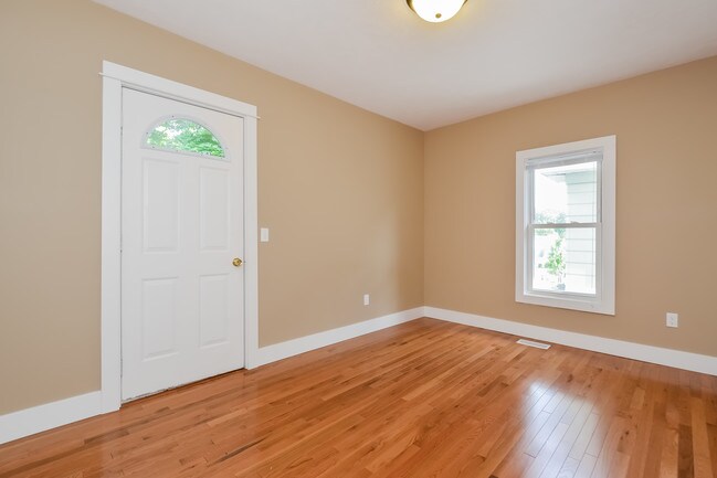 Building Photo - 422 Cadwell Ave NW