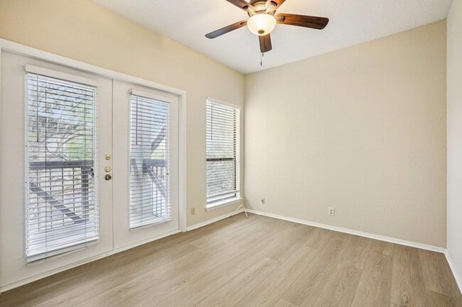 Building Photo - 807 W 25th St