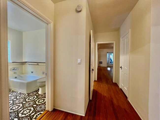 Building Photo - 8474 Fountain Ave
