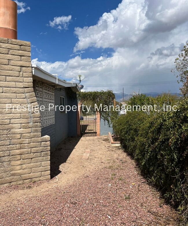 Building Photo - Welcome to This Lovely 3/2.5 East Side Home!!