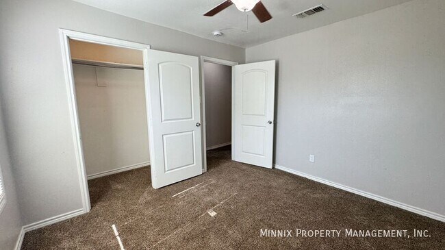 Building Photo - 755 W Knox St