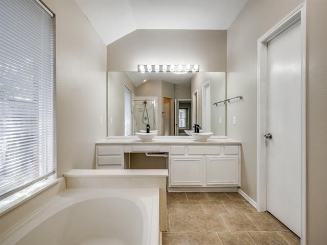 Building Photo - 734 Winding Oak Bend