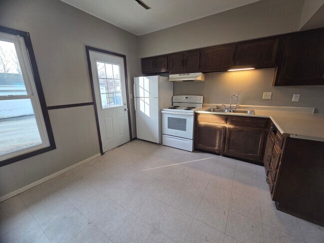 Building Photo - 2 bed lower level apartment