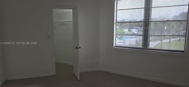 Building Photo - 210 Lake Pointe Dr