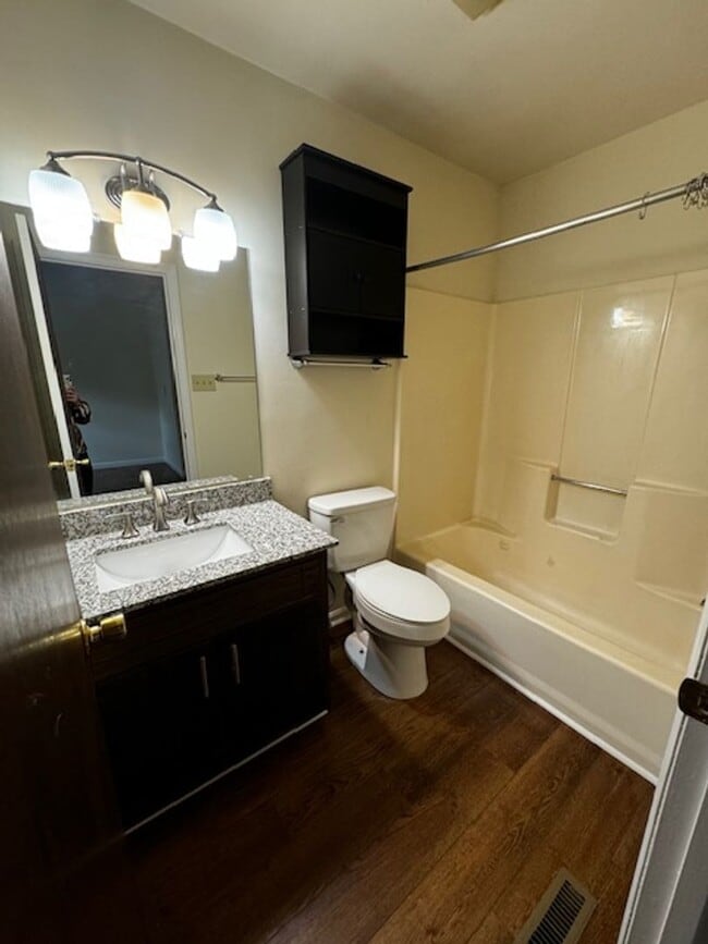 Building Photo - 2 Bedrooms 2 Bath duplex