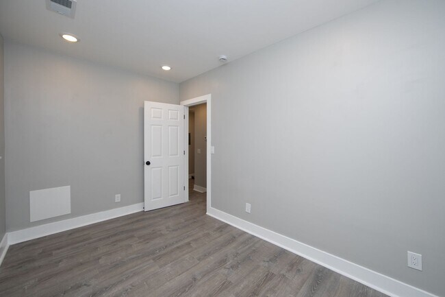 Building Photo - Beautiful Gut Renovated 2 Bed/1 Bath 2nd F...