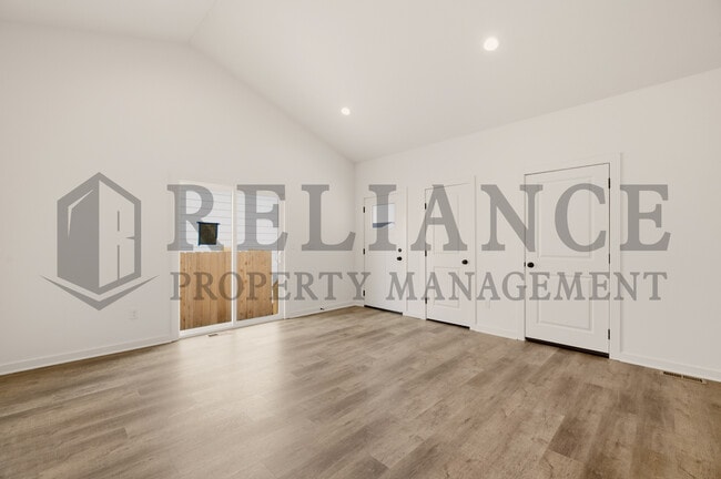 Building Photo - 5249 N Pinecrest Ct