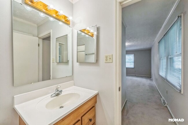 Building Photo - Spacious 4BR House in Asheville