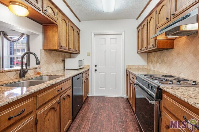 Building Photo - 2 Bedroom Townhome  |Community Pool