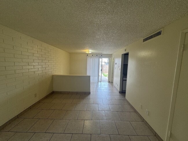 Building Photo - Holiday Gardens 2br Townhome