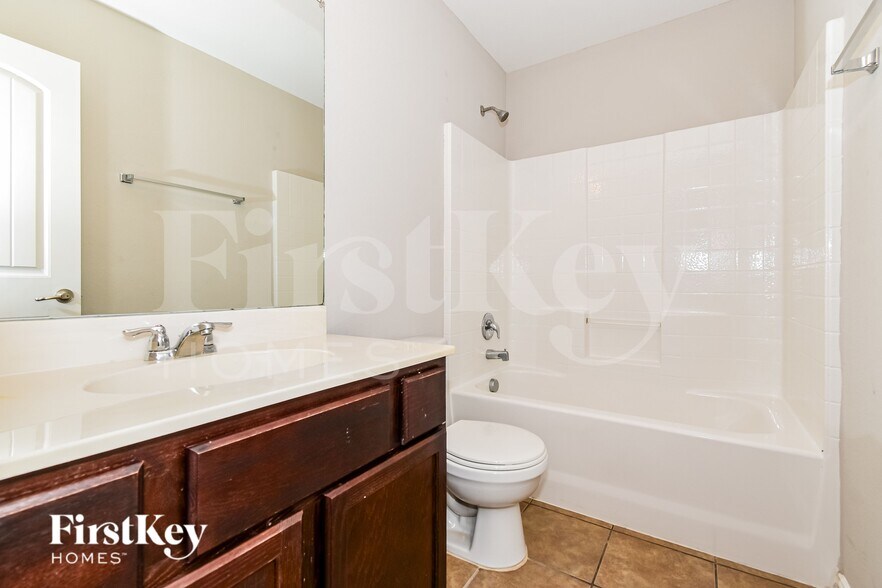 Building Photo - 1818 Willowbrook Dr