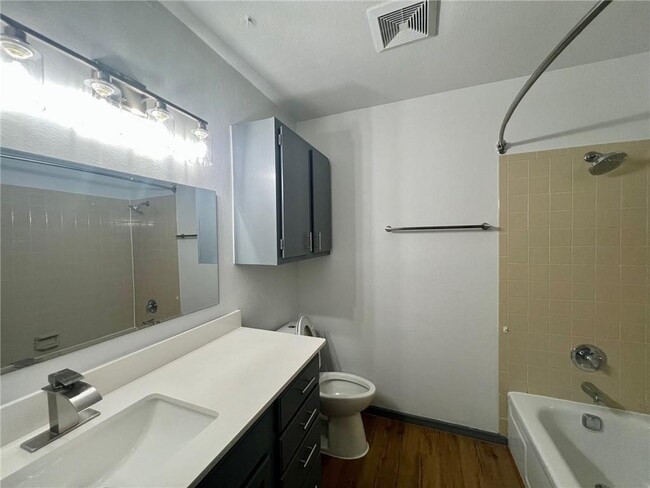 Building Photo - 902 SE G St