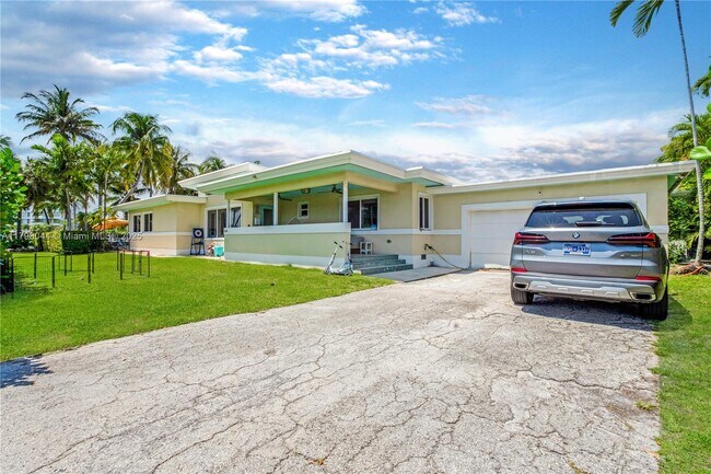 Building Photo - 9300 Bay Dr